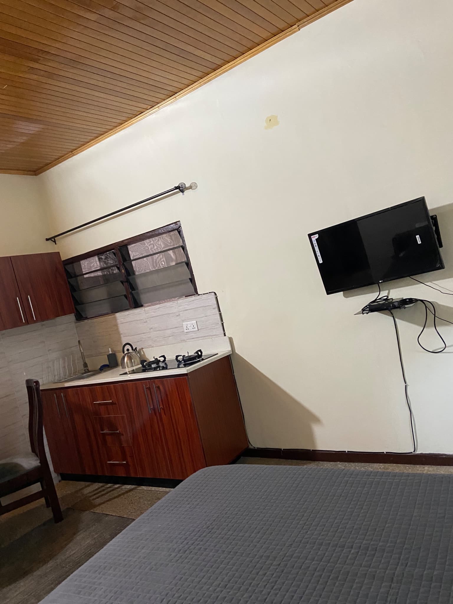Vibrant Mini Suite - Le Domaine Apartments at Odeneho-Kwadaso photo 5