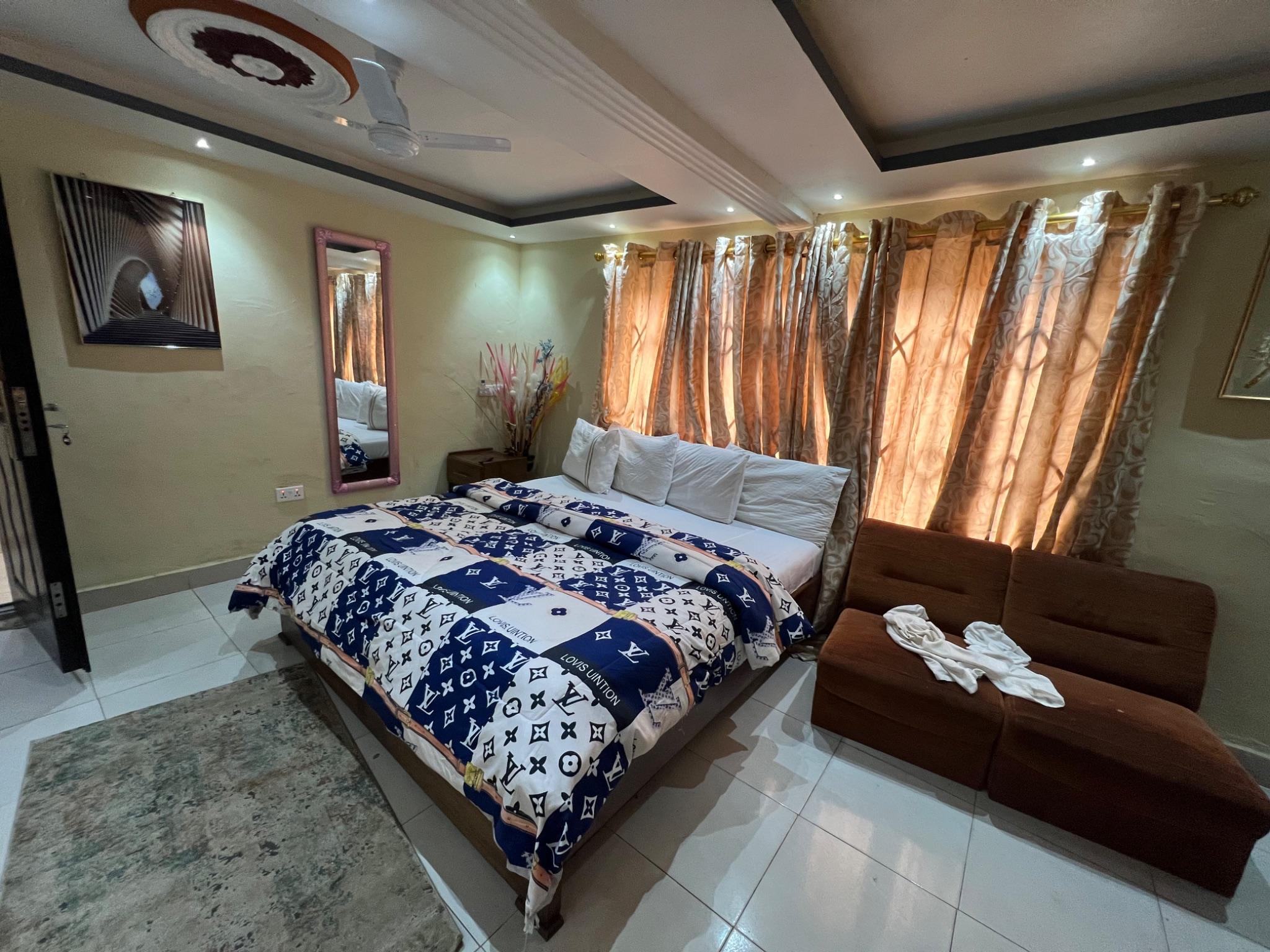 Palatial Executive Suite – Modern Hotel, Ahwiaa, Kumasi photo 2